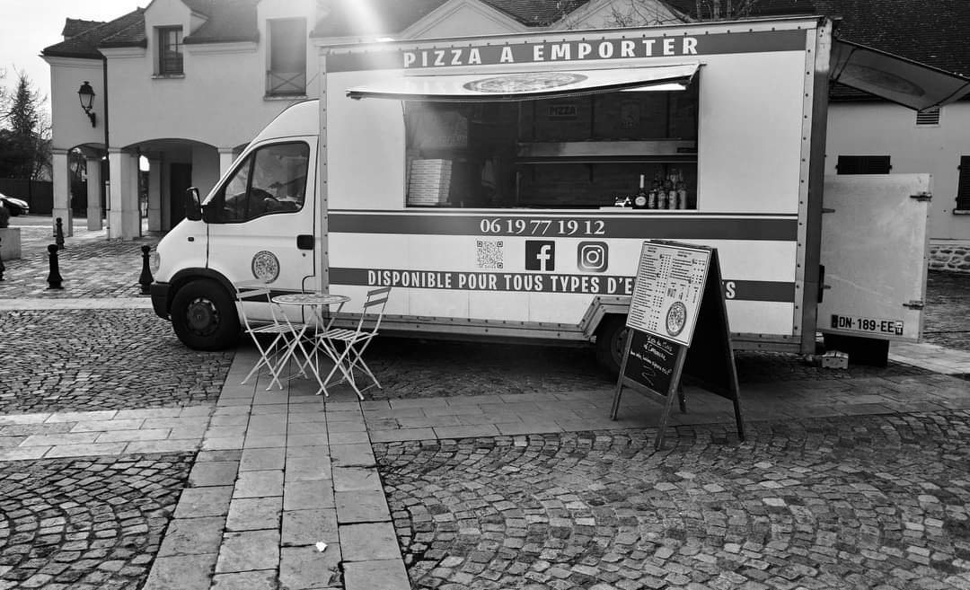 Le camion à pizza sur la place d'Aubigny.